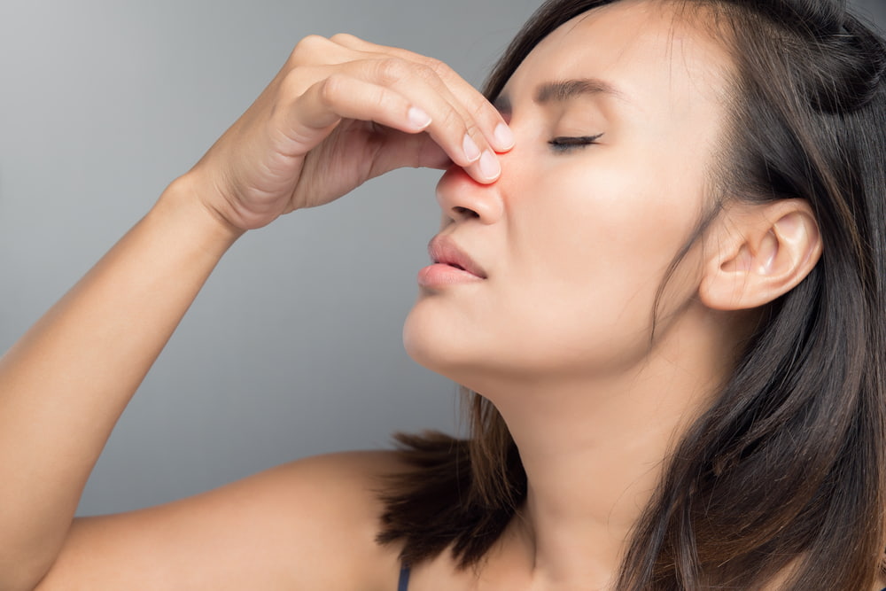 woman with pain in her nose